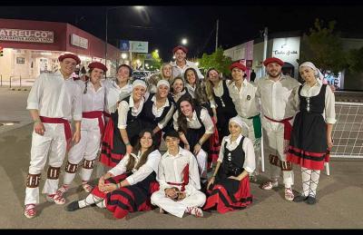 El Grupo de Danzas “Beti Aurrera” de Unión Vasca de Bahía Blanca celebra sus 75 años de existencia y lo celebrará con un fin de semana de actividades. Eskerrik asko eta Beti Aurrera!