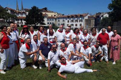 Foto de grupo de las y los representantes de las Euskal Etxeak de Francia el pasado sábado durante las Fiestas de Baiona