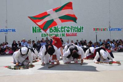 Imagen del picnic del Kern County Basque Club de Bakersfield, dantzaris bailando en el frontón de la entidad