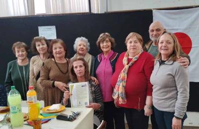 Integrantes de la agrupación, de izq. a der. Mónica Esperón, Marita Larrondo, María Elena Haedo, Graciela Esperón, María Ignacia Flores, Norma Harisgarat, Jorge García, Graciela Elizalde, sentada, Inés Arambillet, en la Biblioteca Torres