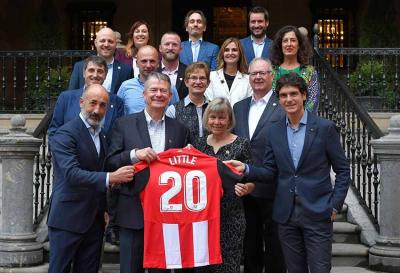 Little gobernadorea eta emaztea Unai Rementeria eta Aitor Elioegiren artean, eskuetan Athletic-en elastikoa Little izenarekin dutela, Ibaigainera egin bisitan (arg. Athletic)