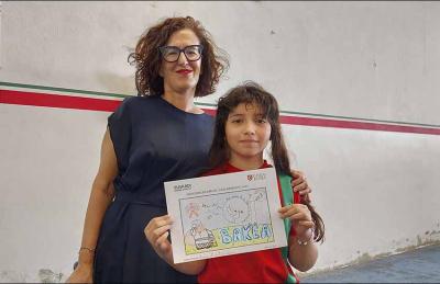 Sara Pagola, junto a M. L. Matuk, una de las alumnas premiadas en el concurso de dibujo "Urte Berri On", organizado conjuntamente por la Delegación y el Colegio Euskal Echea para seleccionar la postal de salutación de la Navidad