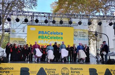 La coral Lagun Onak de Buenos Aires junto a dantzaris y txistulari del Laurak Bat en los primeros pasos de la jornada