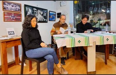 Anabel Jaureguiberry, presidenta de Euskaltzaleak, el poeta David Birenbaum y Santiago Espel, de Ediciones La Carta de Oliver