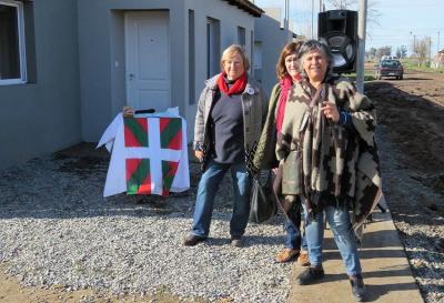 Graciela Esteberena, Elena Galarraga y Elena Alberro del Centro Euskal Odola frente a las casas construidas con el aporte del Gobierno Vasco