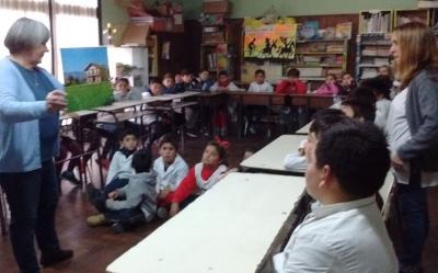 Isabel Bidegain Elortegui y Cynthia Uberuaga con los alumnos y alumnas del 3er año de la Escuela Nº 62 (foto EE)