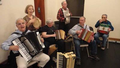 También es aficionado a la música. En la Imagen Dave Lachiondo (primero por la izda) tocando con amigos vascos boiseanos (foto EuskalKultura.eus)