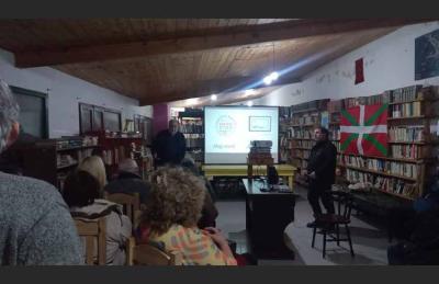 Rubén Suárez, responsable del Área de Cultura de Aberri Etxea, brindó una charla en El Cóndor acerca del mural “Guernica” de Viedma