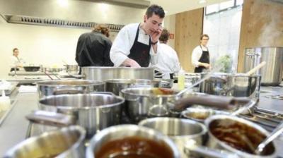 Eneko Atxa en la cocina de su restaurante Azurmendi, en Larrabetzu, Bizkaia (foto Pablo Viñas-Deia)