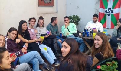 Algunos de las y los jóvenes de Euskal Herria que participaron que en esta última recepción a Erasmus en Euzko Etxea de Chile (foto EE)