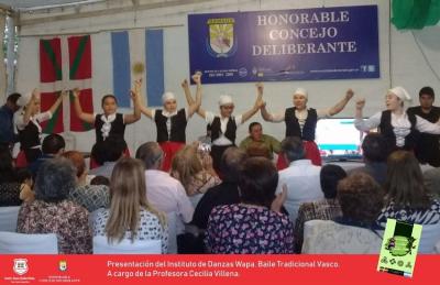 Danzas vascas en la presentación del libro ‘Una Historia tras el Mito de los Duendes Vascos’ de Eduardo Ochoa