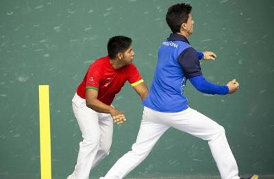 Imagen de la final de Pelota Mano entre Milton Cayoja Apaza (Bolivia) y Nicolás Alberto Comas (Argentina). El oro fue para el jugador local (foto, página oficial de los Juegos)