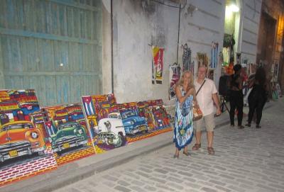 Norma Carrizo y Carlos Gabilondo paseando por las calles de La Habana