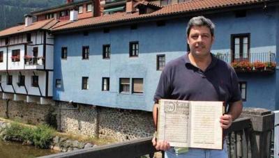 Gastón Mendiolagoitia muestra el libro 'Cédula de Hidalguía'obtenido en 1787 por uno de sus antepasados que tuvo casa-solar en Orozko (foto Susana Martín-Deia)