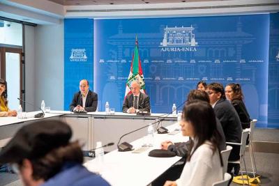 Los participantes de Gaztemundu 2022 ayer, reunidos con el lehendakari Urkullu (fotos GV)