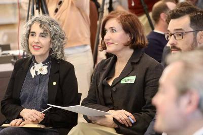 La directora del Instituto Etxepare, Irene Larraza, en la presentación de "Ça colle au basque", flanqueada por Ibone Bengoetxea, vicepresidenta primera y consejera de Cultura del Gobierno Vasco, y Ander Caballero, secretario general de Acción Exterior