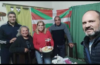 Emanuel Borthiry, Emilia Arredondo, Sonia Etchelet, José Luis Urcola y Juan Martin Iribarne, directivos de Gure Etxea de Gral Belgrano