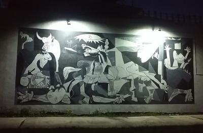 El mural 'Guernica' en el barrio Piedras Blancas de Montevideo cuenta con su propia iluminación