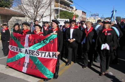 El coro Gure Abestiak en el desfile del 25 de Mayo en Tandil (foto EE)