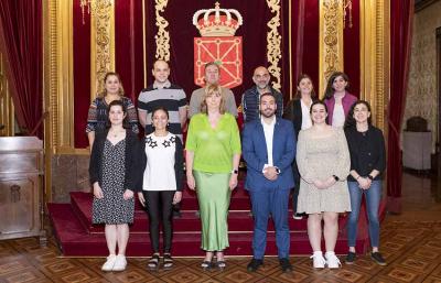 Los ocho jóvenes de los Centros Navarros de Bolívar, Buenos Aires, Mendoza y Rosario recibidos por Ana Ollo en el Palacio de Navarra
