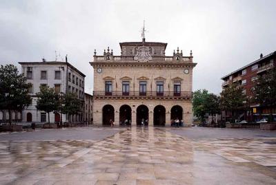 La familia que busca una au pair reside en Irun, Gipuzkoa. En la imagen, Ayuntamiento de Irun (foto Gipuzkoa.eus)