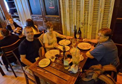 Persona humilde y gran conocedor y renovador de la cultura popular xiberotarra, Jean Bordaxar visita Uruguay y Argentina. En la imagen, estos días comiendo con sus 'primas' de Uruguay