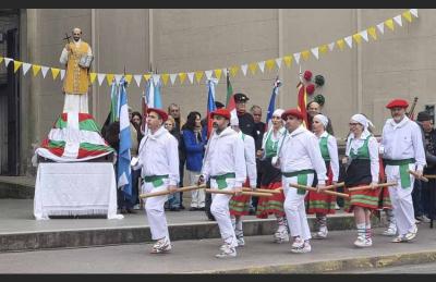 En Junín, dantzaris de Euskaldunak Denak Bat de Arrecifes en la procesión de San Ignacio bailando en el festival organizado en su honor