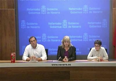 En la rueda de prensa, el alcalde de Cascante, Alberto Añón, la consejera de Relaciones Ciudadanas e Institucionales, Ana Ollo, y la presidenta de la Federación Nacional de Hogares Navarros, Icíar Ortiz de Urbina