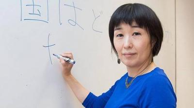 Keiko Suzuki, escribiendo ‘¿de dónde eres?’ en japonés en la pizarra de un aula de la Escuela Oficial de Idiomas (foto Iñaki Porto)