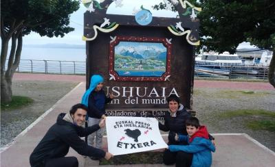 Larraitz y Gari, y sus hijos Inder y Euri en Ushuaia, en uno de los fotogramas del video que grabaron