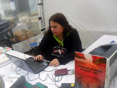 Laura Nobile, 41, atendiendo consultas de genealogía en el festival Buenos Aires celebra al País Vasco 2015, (foto Hugo Perosio)