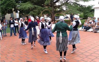 Dantzaris del Zingirako Euskaldunak celebrando el 20 aniversario de Luminares