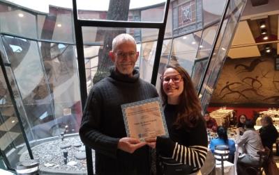 Kinku Zinkunegi entregó en Buenos Aires a Sol Cicero el premio que logró en el XII Concurso de Poesía de Euskal Etxea de Madrid