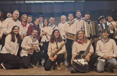 Actuación de los participantes del 1er encuentro de músicos de FEVA, el 22 de junio pasado, en la Fiesta del Ex Dantzari en Mar del Plata