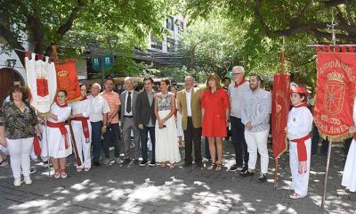 La presidenta Chivite en Mendoza, imagen encuentro con representantes y estandartes de los cuatro centros navarros argentinos