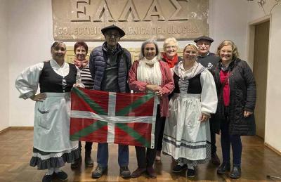 De izq. a der, Mariel Fernández, Ana Aulet, Julio Poittevin, Viviane Adduino, Hayde Torales, Lucía Machado, Hugo Cagnoli y Fabiana Lapeyre, socias de Haize Hegoa en la inauguración de las Olimpíadas