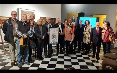 Presentación del sello postal en Casa Rivera, con representantes del Correo, el Museo, el Gobierno Vasco y las Euskal Etxeak. En el centro, sosteniendo el sello, junto a Gorka Álvarez, Agurtzane Aguado, presidenta de 'Euskal Erria'