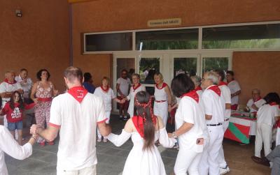 Fiesta Vasca en Eskualdunak Euskal Etxea de Montpellier: baile bajo los acordes de Jean-Louis Bergara y Beñat Chaubadindeguy