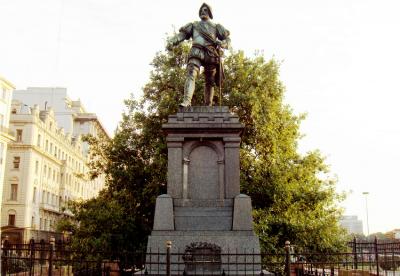 Monumento a Garay y retoño del Roble de Gernika en la Plazoleta ‘11 de junio de 1580’ (foto wikipedia)