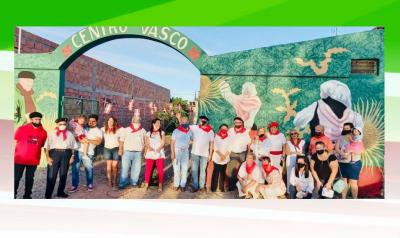 El mural fue realizado por los artistas locales egresados de la UNLP Axel Díaz y Martina Mezzetti e inaugurado el 22 de diciembre