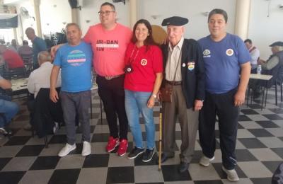 La presidenta del Centro Vasco Guillermo Larregui, Lucía Igarzábal, junto a los muslaris ganadores del primer y segundo premio