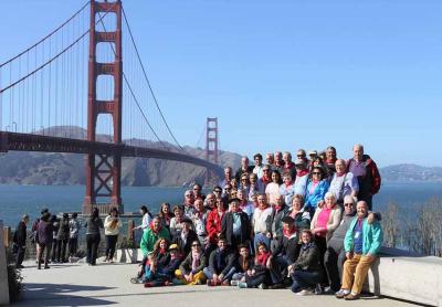 Participantes en el Campeonato Mundial de Mus 2017 junto al puente Golden Gate de San Francisco