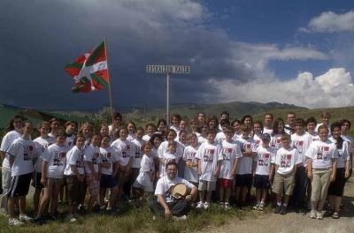 Fotografía de grupo de una edición anterior del NABO Udaleku, en Buffalo, Wyoming