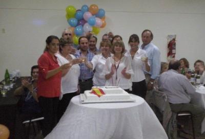 A la hora del brindis, algunos de los integrantes de la comisión directiva levantaron sus copas alrededor del pastel de cumpleaños (foto CN)