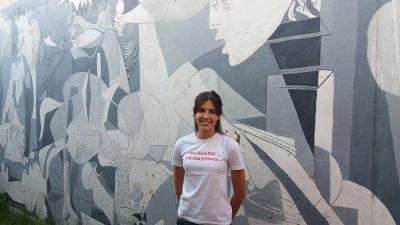 Paula Berasain, coordinadora del Udaleku, el campamento vasco-argentino de verano 2016, frente a la pared con el mural del Guernica en la trasera del Zingirako Euskaldunak chascomunense (foto EuskalKultura.com)