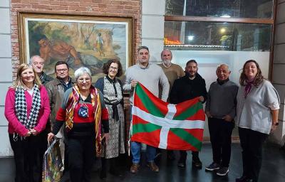 Sara Pagola y Mariana Satostegui se reunió ayer con la Comisión Directiva e integrantes del Centro Vasco Euskal Jatorro de Posadas