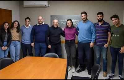 Miel Hinojosa, Laura Macchi, Julián Araujo, Camila Esquerica, Andrés Elorriaga y Juan Bautista Aristarain, miembros de la comisión Directiva de Etorritakoengatik, junto a Gustavo Sastre, Intendente de Pto Madryn, y al Secretario de Gobierno Martín Ebene