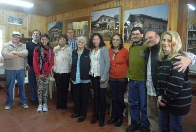 En la ceremonia de premiación del Concurso ‘Relatos Asombrosos’, miembros del jurado, premiados, visitantes e integrantes de la Euskal Etxea (foto EE)