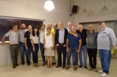 Francisca Vicente, Juan C. Echezarreta, César Ponce, Federico y Ana Luz Etcheberry, Ángel Hygonenq y Raúl Taretto del Eusko Aterpea junto a los representantes municipales de Gral. Rodriguez (foto EE)