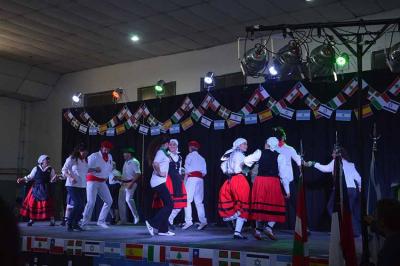 Dantzaris del Centro Vasco Gure Etxea de General Roca durante la edición de 2018 de la Fiesta de Colectividades